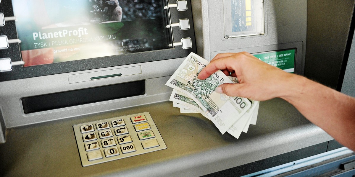 Z bankomatów najchętniej korzystaliśmy w 2013 r. kiedy wykonaliśmy w nich aż 778 mln operacji. Od tego czasu zainteresowanie systematycznie spada.