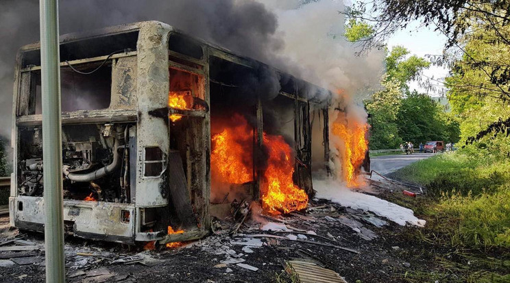 Teljes terjedelmében égett egy autóbusz Pomáz határában - Fotó: PMKI Szentendre HTP