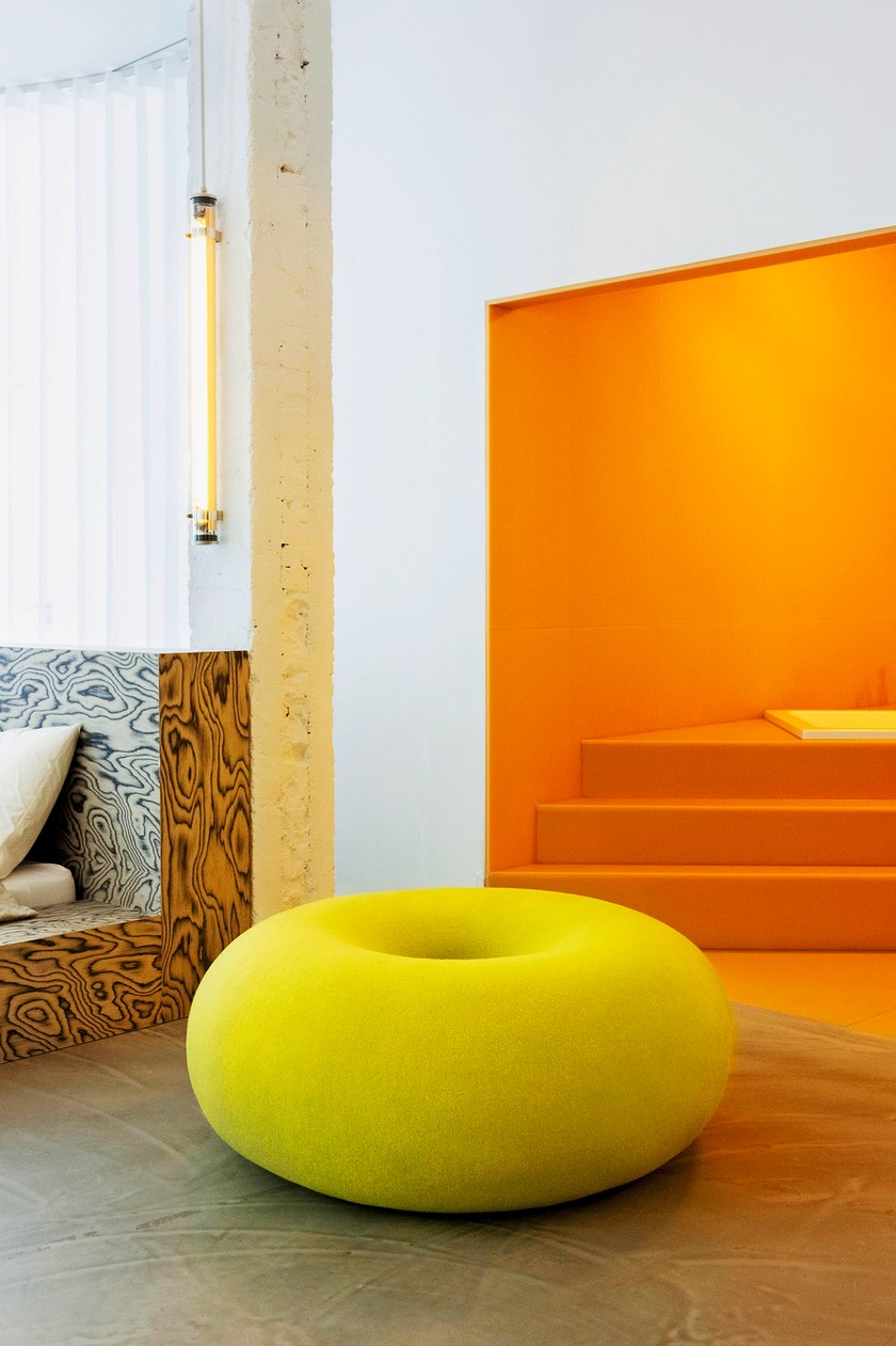 POUF BOA Für den schwedischen Designbrand Hem entwarf die Designerin eine Sitzgelegenheit, die wie ein überdimensionaler Donut aussieht.
