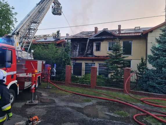 Pożar w klinice leczenie uzależnień koło Bełchatowa gasiło aż 11 zastępów strażaków. Akcja trwała ponad 7 godzin. 