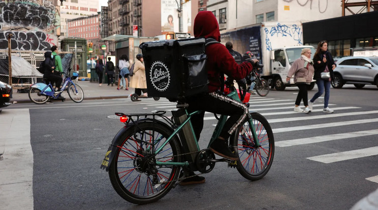 New Yorkban az elektromos kerékpárok felrobbanó akkumulátorai sok kárt okoznak. Jobb a városnak például, hogy az ételfutárok nem robbanómotoros járművekkel viszik házhoz a csomagokat, de a robbbanó akkumulátorok problémájával is kellene kezdeni valamit. A futárok azonban többnyire kis pénzű emberek, akiknek nem futja jó minőségű e-bringára és akkura. / Fotó: Sean Davis / CC BY-NC 2.0