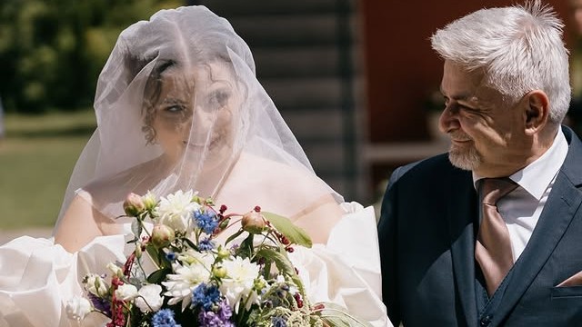 Český herec a komik Michal Suchánek s dcérou Berenikou počas jej svadby.