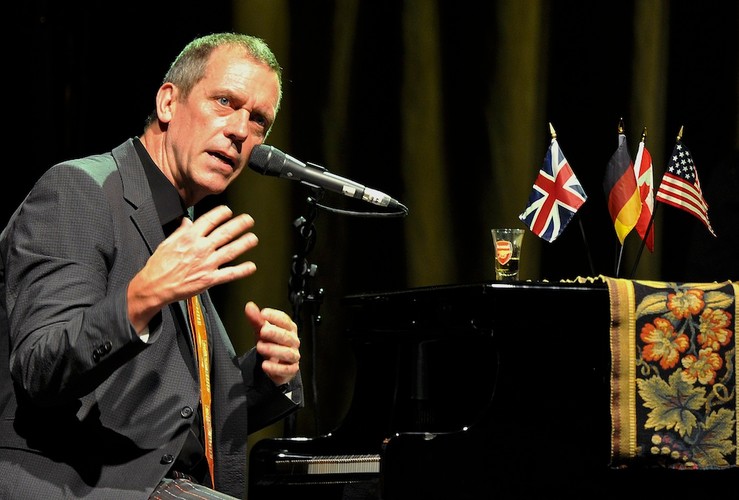 Hugh Laurie podczas koncertu w Berlinie