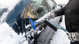 „wizjer czołgisty”, jazda „na bałwana”, zapaćkane "blachy": sprawdź, o czym musisz pamiętać przed jazdą by nie dostać mandatu