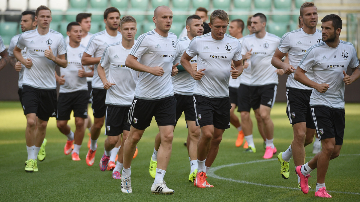 Lech Poznań i Legia Warszawa w czwartek zagrają rewanżowe mecze w czwartej, ostatniej rundzie kwalifikacji piłkarskiej Ligi Europy. Mistrzowie Polski zagrają na Węgrzech z Videotonem Szekesfehervar (3:0 w Poznaniu), a Wojskowi podejmą Zorię Ługańsk (1:0).