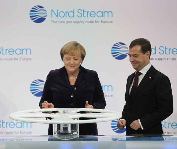 Kanclerz Niemiec Angela Merkel i prezydent Rosji Dmitrij Miedwiediew symbolicznie rozpoczęli współpracę w sprawie zapewnienia przepływu gazu przez bałtycki gazociąg Nord Stream. Zdjęcie z ceremonii 8 listopada 2011 r. w Lubminie w Niemczech