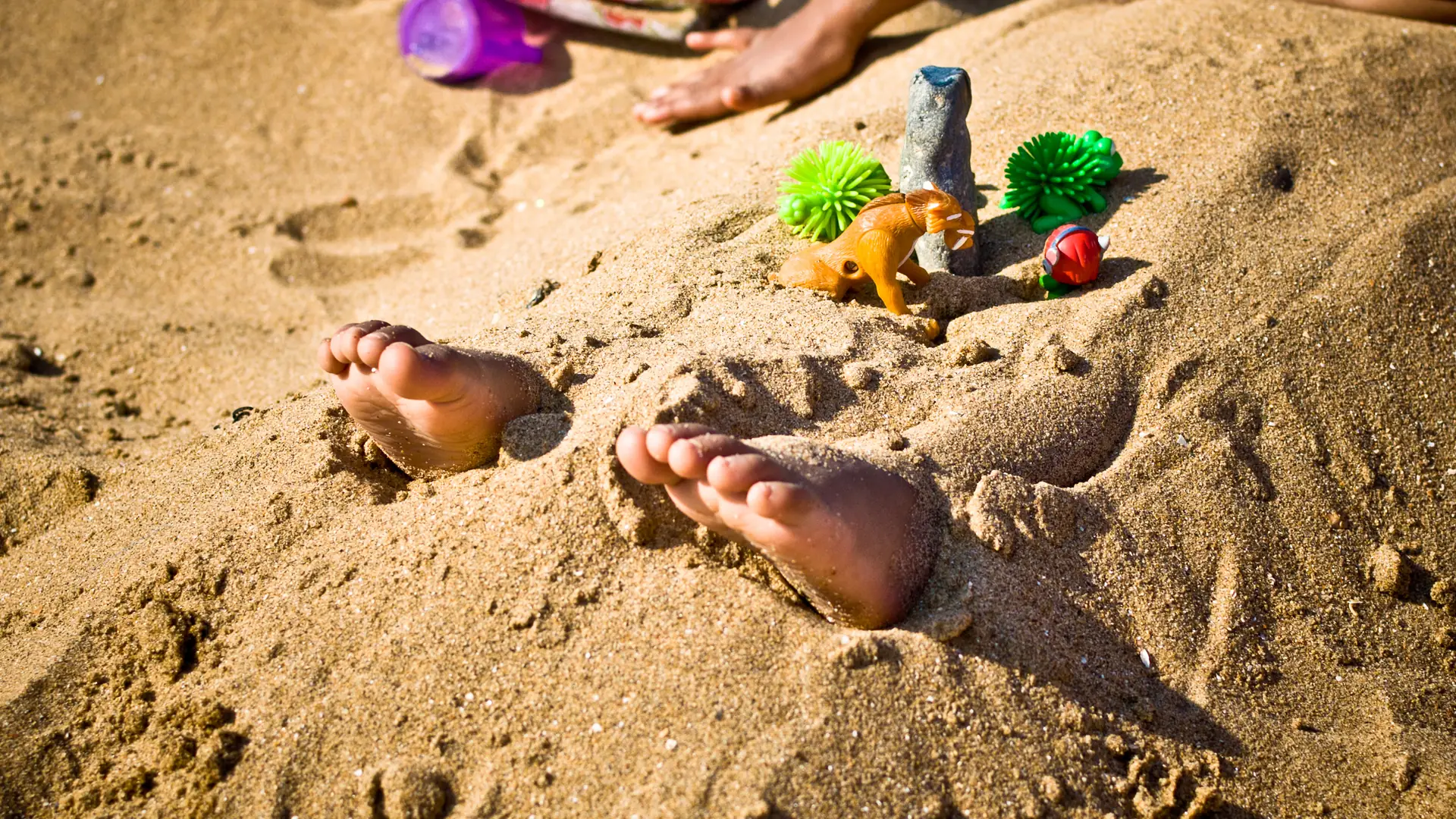 Plażowanie właśnie stało się prostsze. Oto, jak skutecznie pozbyć się piachu przyklejonego do nóg