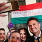 Péter Márki-Zay pozuje do selfie w sztabie wyborczym po prawyborach opozycji w Budapeszcie, 17 października 2021 r.