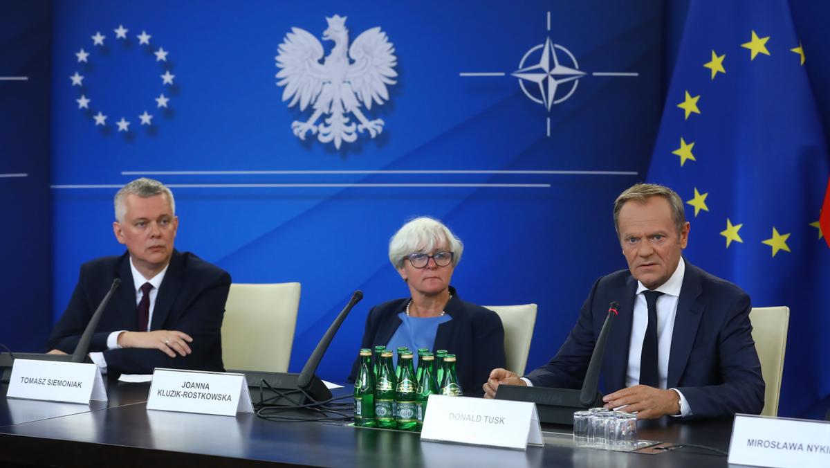Przewodniczący Platformy Obywatelskiej Donald Tusk, poseł KO Tomasz Siemoniak i posłanka KO Joanna Kluzik-Rostkowska podczas spotkania „Jak zwiększyć bezpieczeństwo Polski? Rekomendacje na szczyt NATO