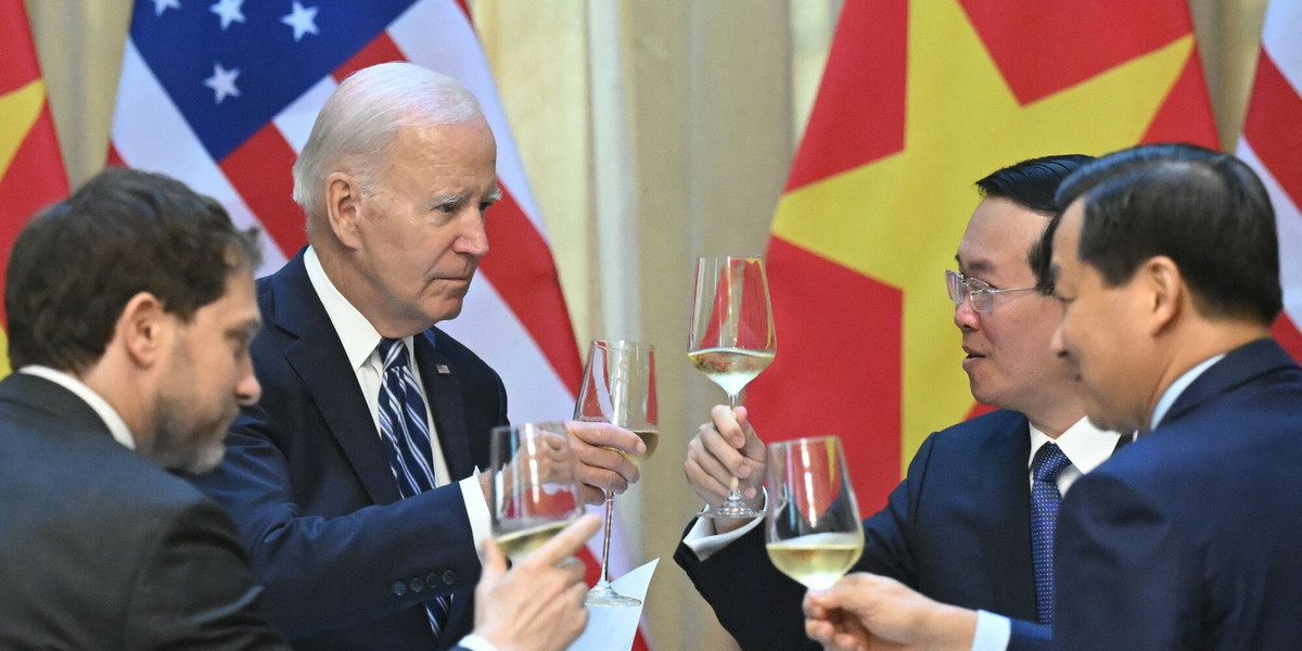 Prezydent Wietnamu Vo Van Thuong (drugi od prawej) wznosi toast podczas uroczystego obiadu państwowego dla prezydenta USA Joe Bidena w Pałacu Prezydenckim w Hanoi, 11 września 2023 r.
