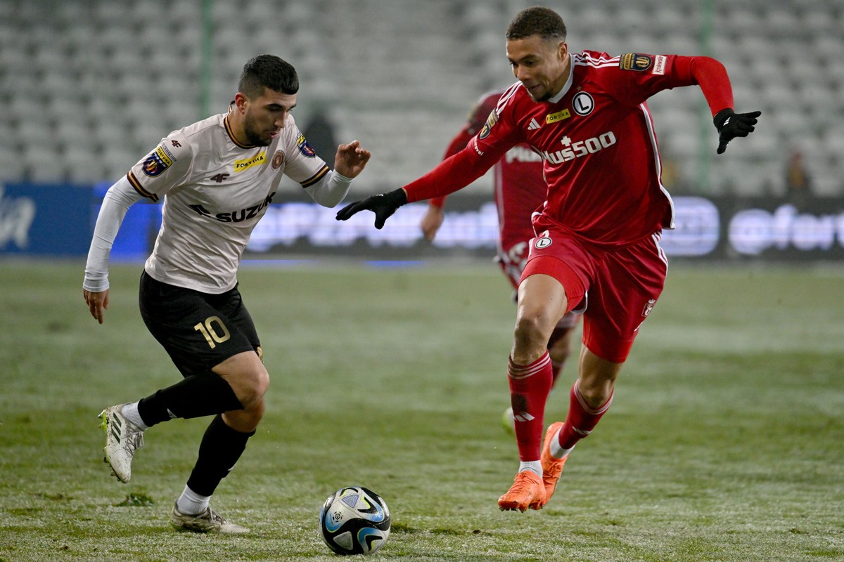 Zawodnik Korony Kielce Ronaldo Deaconu (L) i Steve Kapuadi (P) z Legii Warszawa podczas meczu 1/8 finału piłkarskiego Pucharu Polski