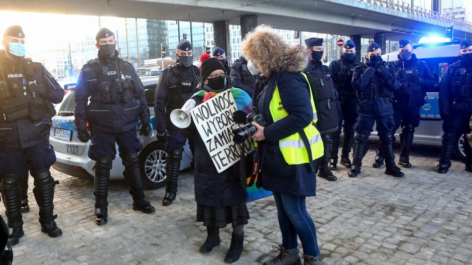 Babcia Kasia podczas protestu w Warszawie