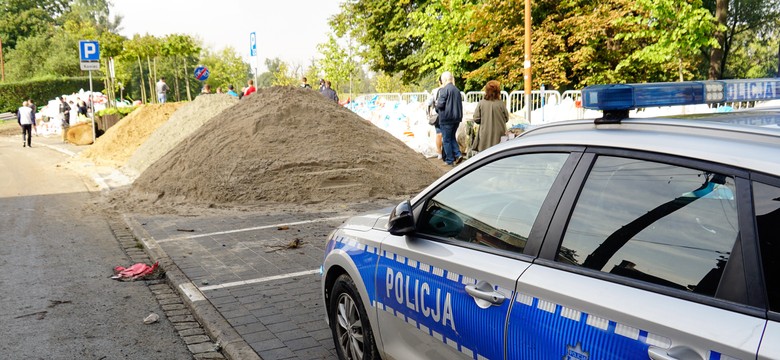 Fałszywe zbiórki, okradziony ratownik, szaber i dezinformacja... RAPORT policji