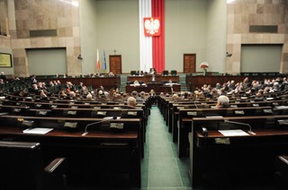Emerytury mundurowe w Sejmie: Rządowy projekt trafi ponownie do komisji