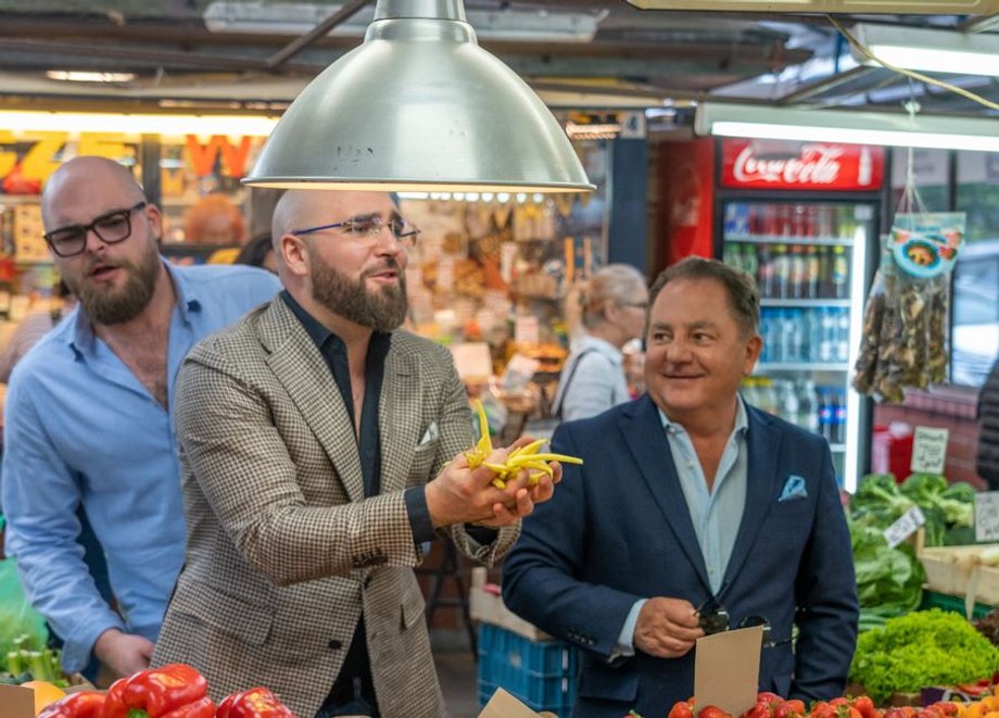 Robert Makłowicz i synowie. W Marynarce jest Mikołaj, za nim Ferdynand.