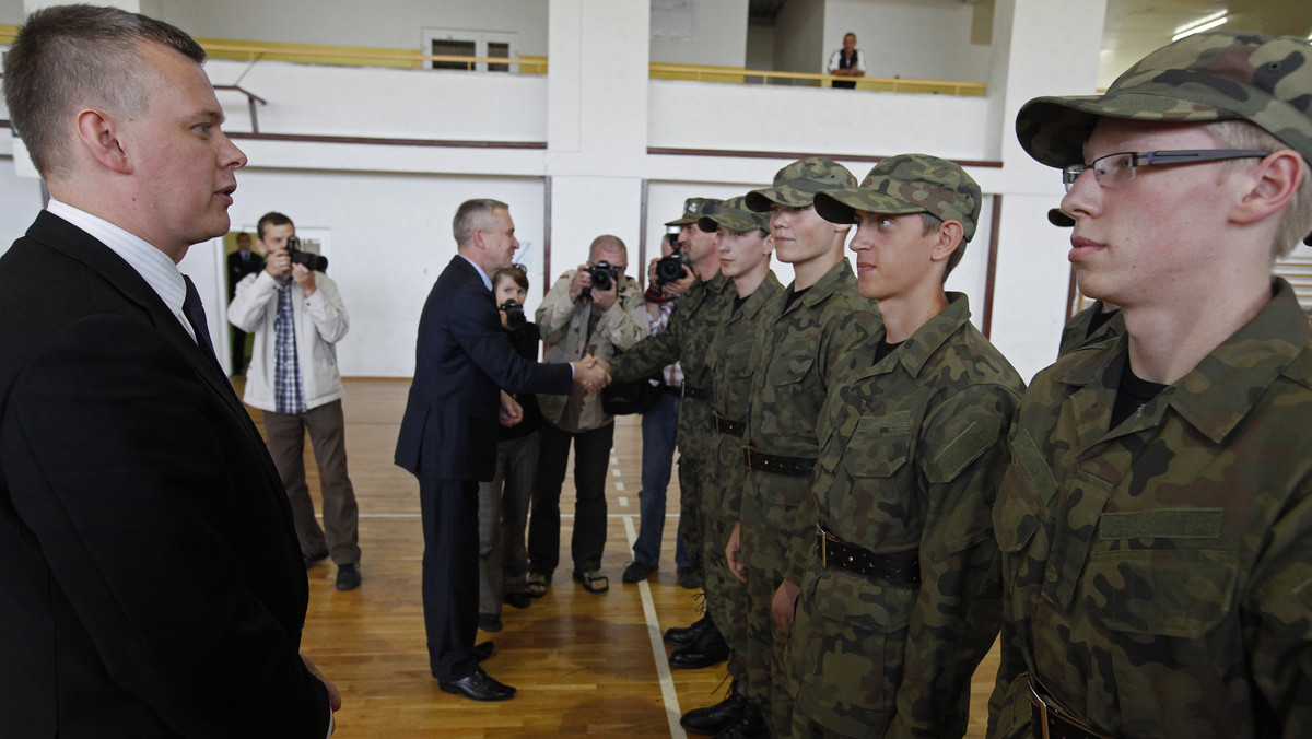 Resort obrony narodowej będzie wspierał tworzenie klas mundurowych w szkołach średnich - zadeklarował w Białymstoku minister obrony narodowej Tomasz Siemoniak.