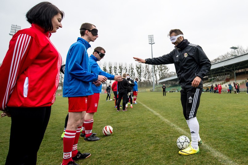 Zawodnik Śląska Marco Paixao (P) podczas wspólnego treningu piłkarzy Śląska Wrocław z reprezentacją Polski Piłki Nożnej Niewidomych