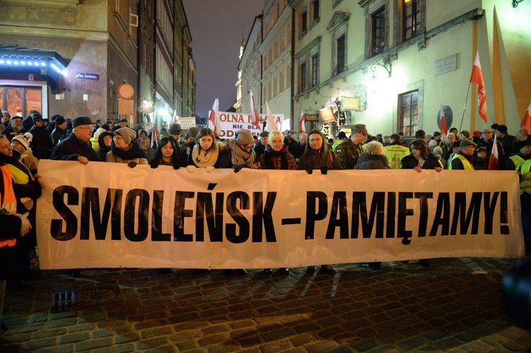 Przemarsz po wieczornej mszy przed Pałac Prezydencki w Warszawie