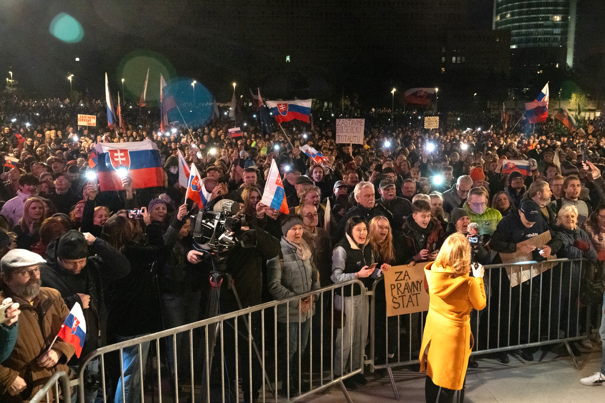 Tisícky ľudí sa zhromaždili na podporu občianskeho kandidáta na prezidenta SR Ivana Korčoka na Námestí slobody v Bratislave.