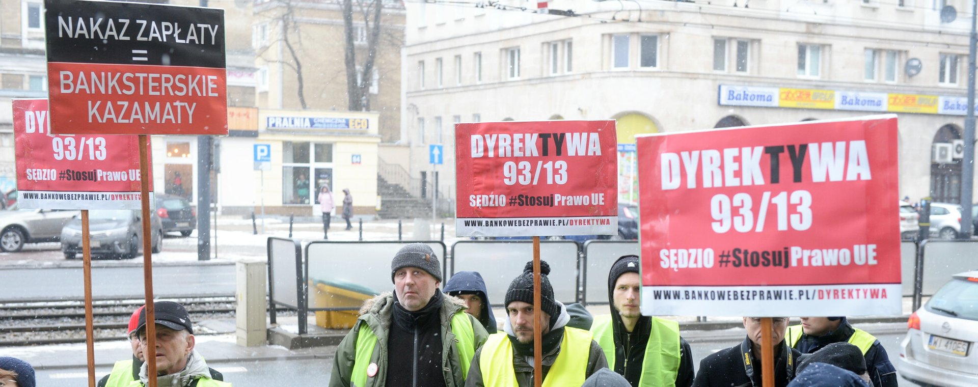 Pikieta frankowiczów, związanych ze Stowarzyszeniem Stop Bankowemu Bezprawiu, przed Sadem Okręgowym w Warszawie.