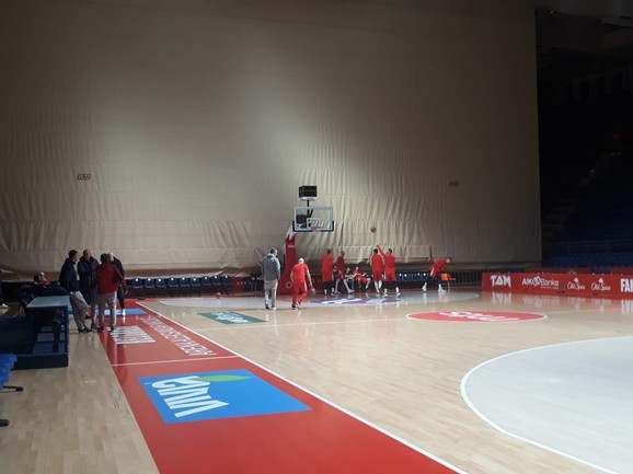... a Zvezdini domaći košarkaši - na drugoj strani terena