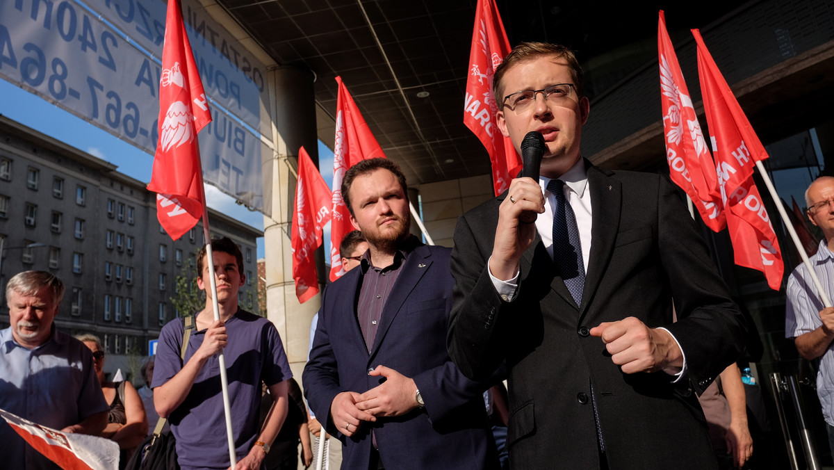 Ruch Narodowy przygotował petycję do marszałka Sejmu ws. usunięcia flagi UE z sali posiedzeń izby. Działacz Ruchu, poseł niezrzeszony Robert Winnicki uważa, że trzeba skończyć z "propagandowym symbolicznym euroentuzjazmem".