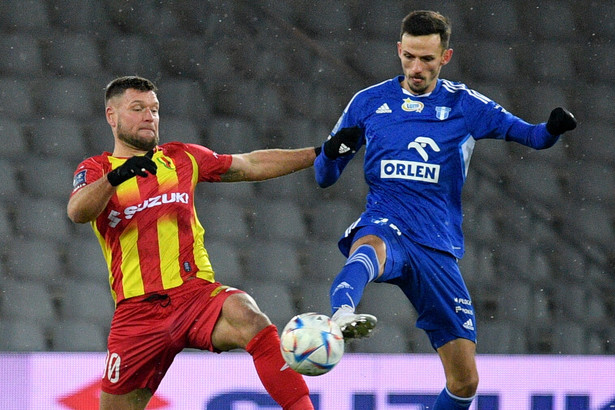 Zawodnik Korony Kielce Kyrylo Petrov (L) i Rafał Wolski (P) z Wisły Płock podczas meczu 23. kolejki piłkarskiej Ekstraklasy