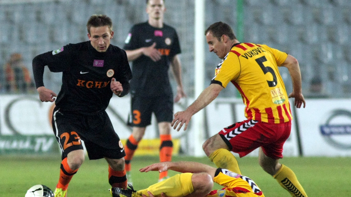 Korona Kielce przegrała z Zagłębiem Lubin 0:2 (0:1) w piątkowym meczu 26. kolejki T-Mobile Ekstraklasy. Porażka sprawia, iż gospodarze powoli mogą się już żegnać z marzeniami o grze w europejskich pucharach. Zagłębie z kolei wygrało piąty mecz z rzędu.