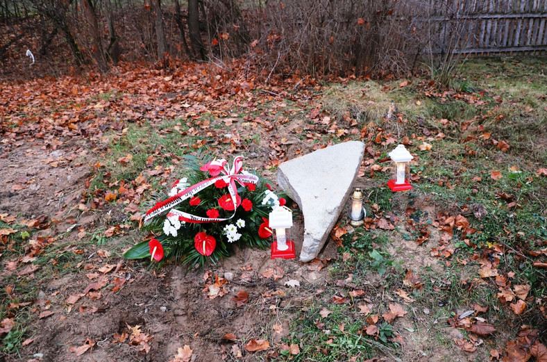 W tym miejscu na prywatnej posesji we wsi Leńce pod Białymstokiem przez 77  lat spoczywały szczątki Romualda Lenczewskiego
