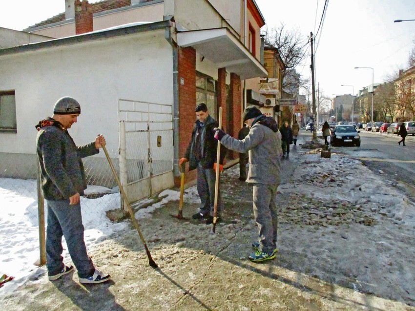 Zatvorenici lopatama razbijaju led debeo i do 10 centimetara oko hale "Čair" gde će biti održan meč Dejvis kupa