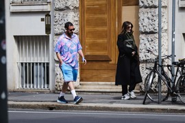 Ima MILIONE, živi kao da prima PROSEČNU PLATU, nameštaj mu sa BUVLJAKA, PLJESKAVICA draža od jastoga? NAJSIROMAŠNIJI PARAJLIJA sa ćerkama u Veneciji - ovo je njegovo najveće bogatstvo, a evo kako stvarno TROŠI NOVAC