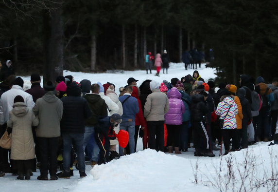 Kolejka turystów powracających znad Morskiego Oka oczekuje na miejsce w wozie na Polanie Włosienica