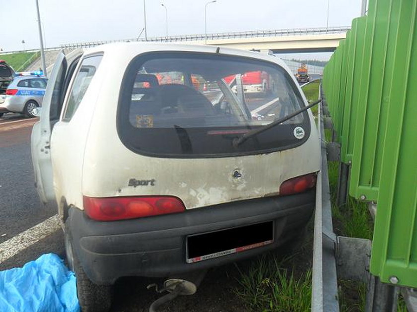 22-latek zasnął za kierownicą i uderzył fiatem w barierę