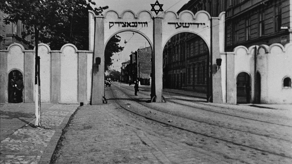 Brama I getta, rok 1941. Wejście z Rynku Podgórskiego na ul. Limanowskiego. United States Holocaust Museum/Domena publiczna.