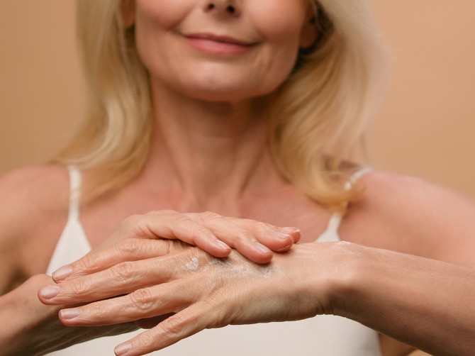 Dermatolog otkriva kako da podmladite ruke i ublažite staračke pege