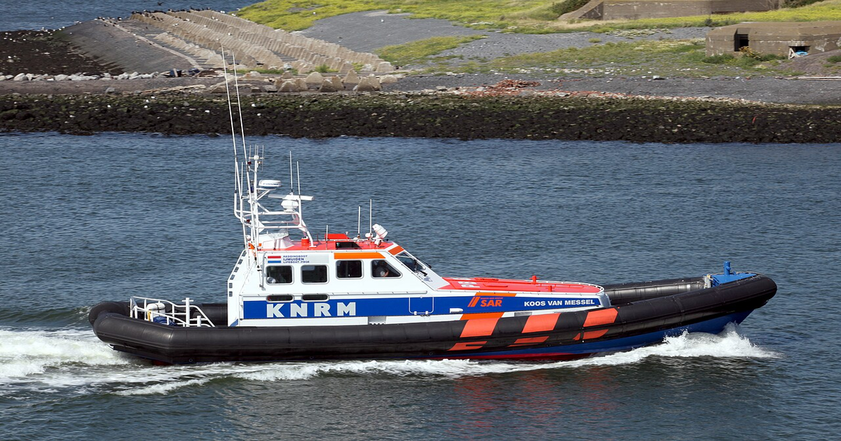 Vastgezeten in de mast van lichtboei: KNRM redt twee mensen bij Vlissingen