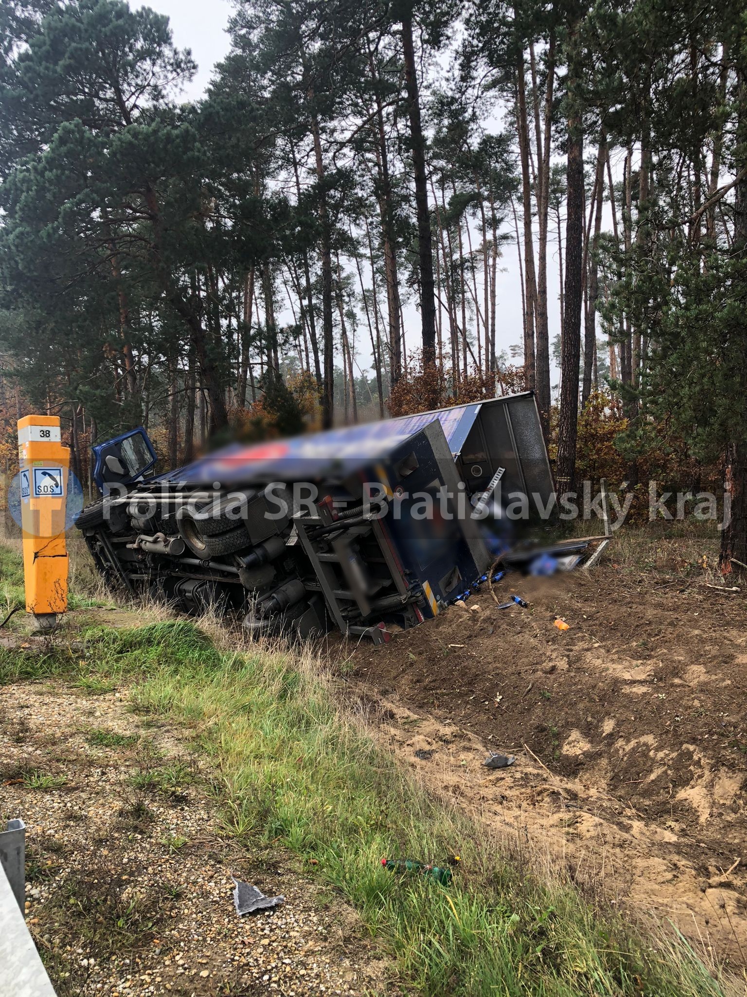 Nákladné auto zišlo z diaľnice D2 a skončilo v priekope.