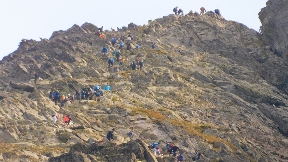 Tatry: wielka kolejka na Rysy. Tłum turystów chce zdobyć szczyt [WIDEO]