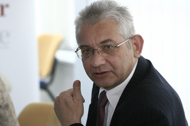 Projekt promował w Sejmie Ludwik Dorn, obecnie poseł niezrzeszony.