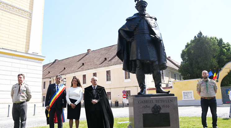 Novák Katalin köztársasági elnök (b3) Bethlen Gábor szobrának ünnepélyes leleplezésén Gyulafehérvár főterén A Magyar Református Egység Napján, 2022. május 21-én. Az államfő mellett Gabriel Plesa polgármester (b2) és Kató Béla, az Erdélyi Református Egyházkerület püspöke (b4) / Fotó: MTI/Bruzák Noémi