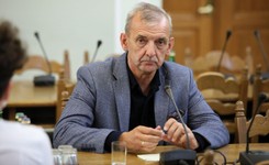 Prezes ZNP ostro skrytykował rząd. 'Maseczki wystarczą na 11 dni'