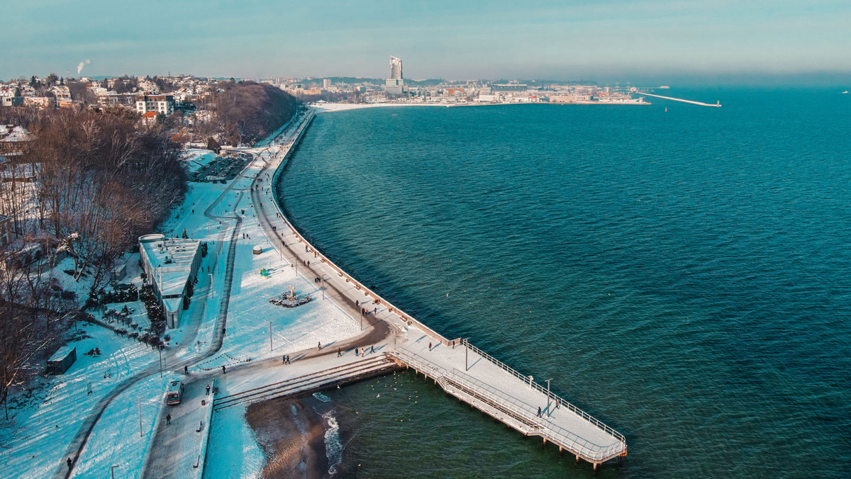 Piasek otulony skrzącym się w słońcu białym puchem, opustoszała plaża, skute lodem morze, zmrożone drzewa... Wokół biel niczym w imperium "Królowej Śniegu". Zima w Gdyni potrafi być magiczna, pozwala wchłaniać czyste piękno wszystkimi zmysłami. <strong>Tu się naprawdę oddycha!</strong>