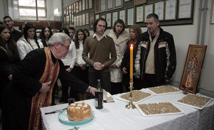 Sveštenik Borivoje Vasiljević je presekao kolač