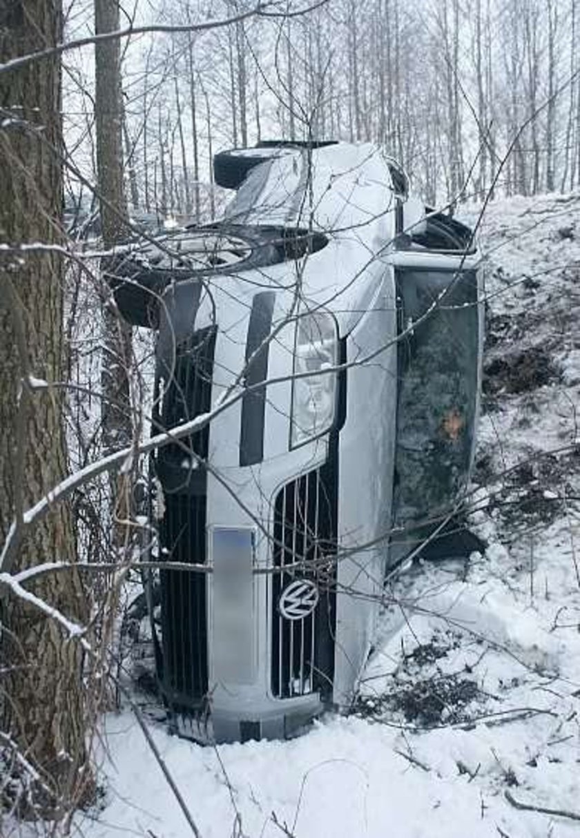 To auto stanęło na drzwiach. FOTO