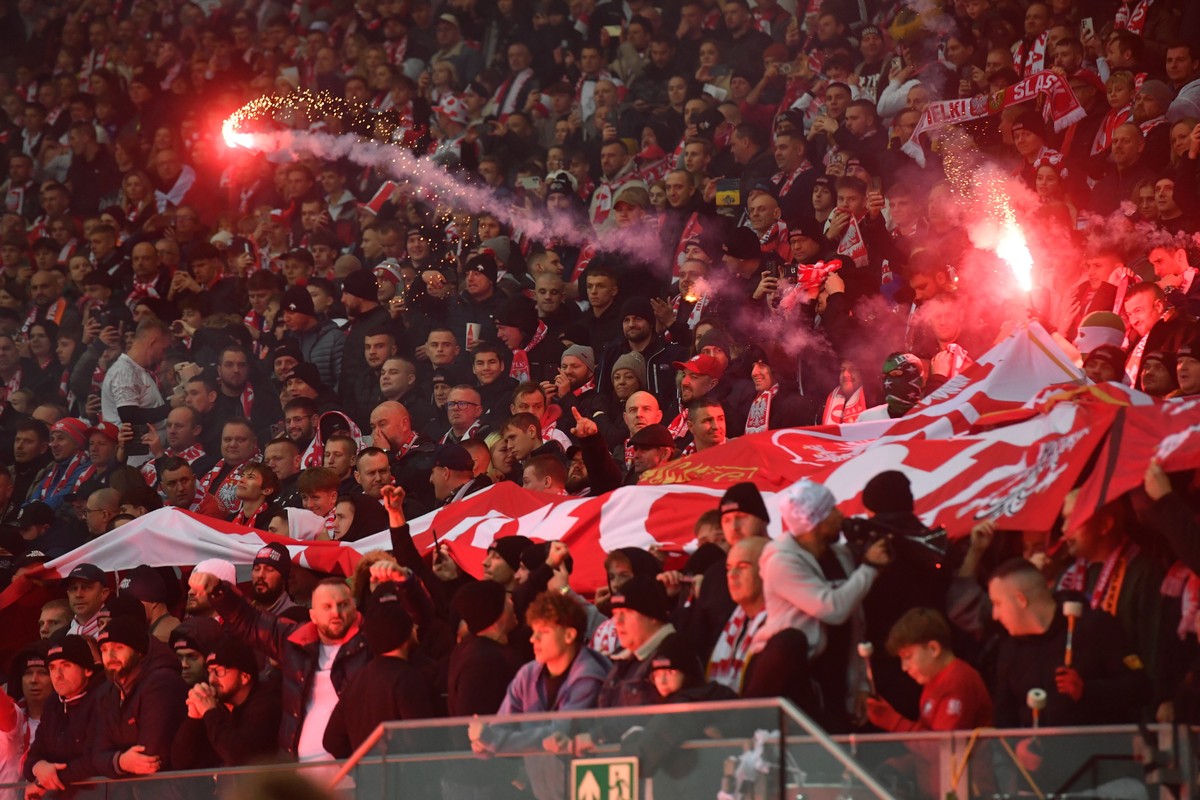 Wiadomo, dlaczego kibice rzucili race na boisko. PZPN skomentował skandal na PGE Narodowym