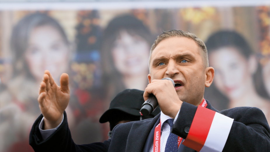 Robert Bąkiewicz przemawia podczas warszawskiego Marszu Niepodległości, 11 listopada 2020 r.