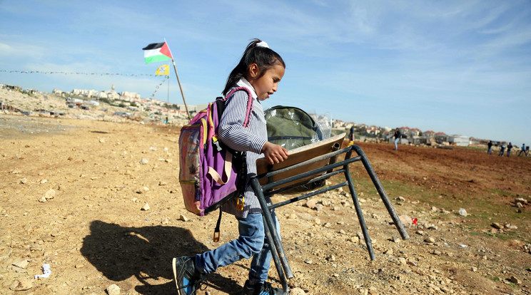 Ez a palesztin
kislány a székét cipeli 
arrébb az 
„iskolában” /Fotó: Northfoto
