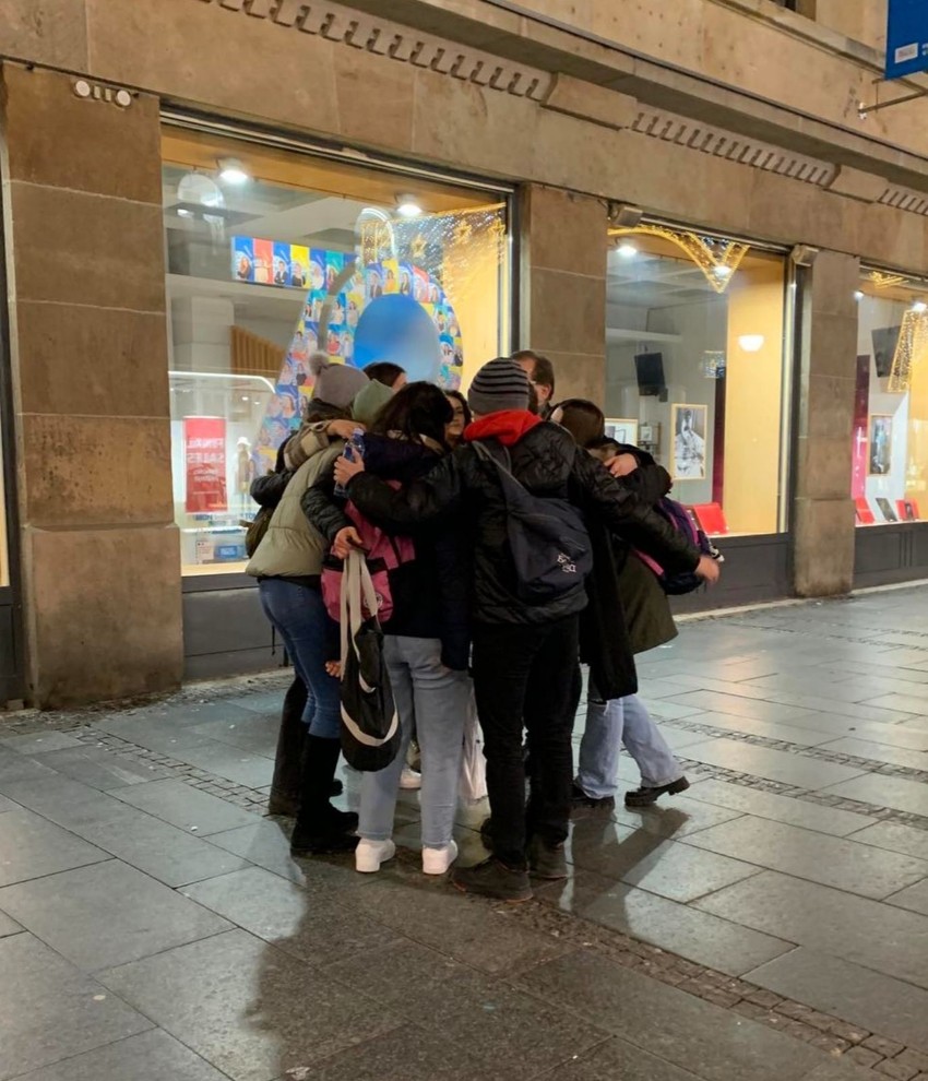 "Presreli" su ga nasred ulice i grlii čitav minut! Kad ovo doživiš u profesorskoj karijeri, šta će ti više!