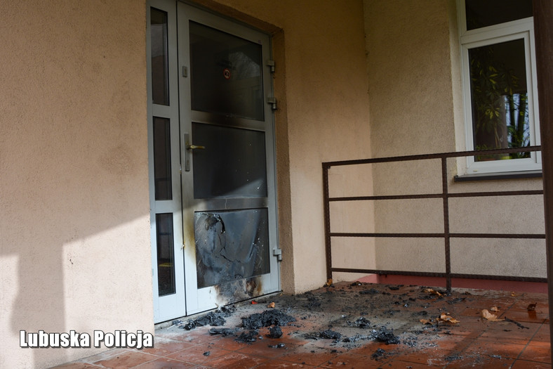 Drzwi podpalone przez 28-latkę