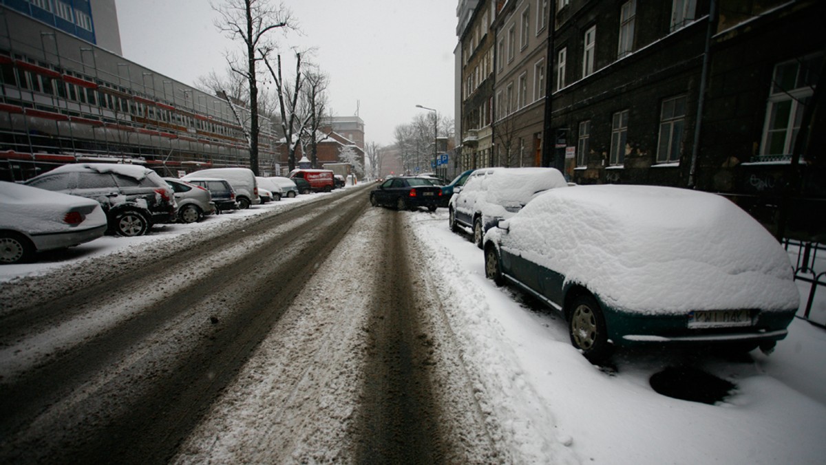 W pierwszy dzień Świat Bożego Narodzenie we wschodniej połowie kraju wystąpią opady deszczu przechodzące w deszcz ze śniegiem, później w śnieg. Przejściowo możliwe opady marznące. W zachodniej połowie kraju okresami opady śniegu. Na południowym zachodzie opady śniegu będą okresami umiarkowane, przyrost pokrywy śnieżnej do 6-10 cm. W nocy wiatr może osiągać 60 km/h, a nad morzem 70 km/h, powodując miejscami zamiecie i zawieje śnieżne.